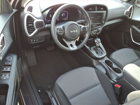 Used 2025 Kia Soul LX w/ LX Technology Package FWD image 17