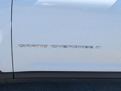 New 2025 Jeep Grand Cherokee Limited w/ Trailer Tow Package AWD/4WD image 32