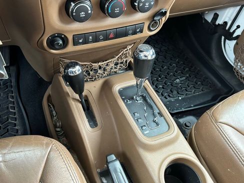 Used 2014 Jeep Wrangler Unlimited Rubicon image 11