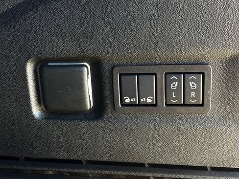 Used 2025 GMC Yukon XL AT4 Ultimate AWD/4WD image 35