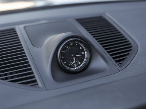 Certified 2022 Porsche Macan image 24