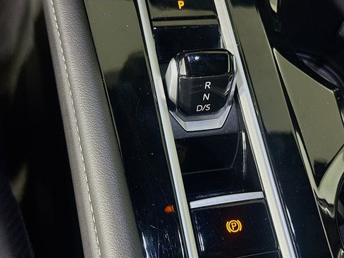 Used 2025 Volkswagen Atlas Cross Sport SE image 25