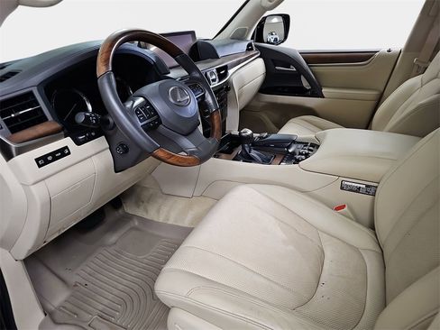 Used 2021 Lexus LX 570 4WD w/ Luxury Package image 19