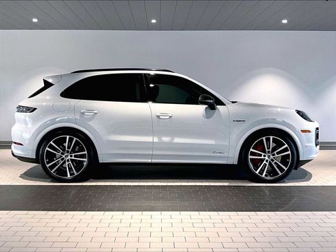 Used 2025 Porsche Cayenne Turbo image 11