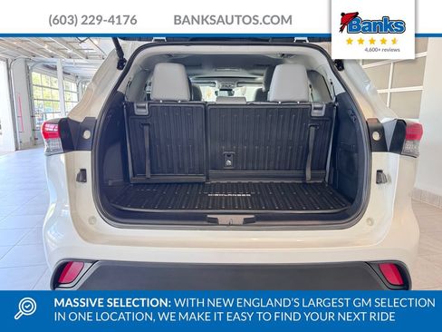 Used 2024 Toyota Highlander XLE AWD/4WD image 8