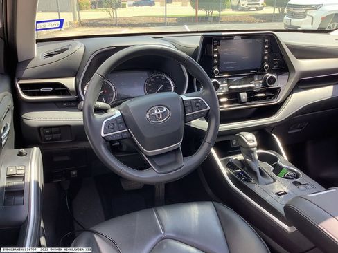 Used 2022 Toyota Highlander XLE FWD image 9