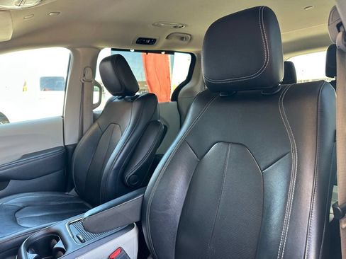 Used 2022 Chrysler Pacifica Touring-L FWD image 15