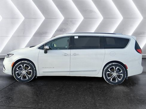 New 2026 Chrysler Pacifica Pinnacle image 3
