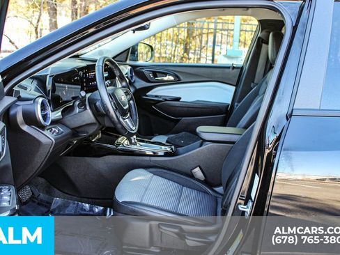 Used 2025 Chevrolet Trax LT w/ LT Convenience Package image 17