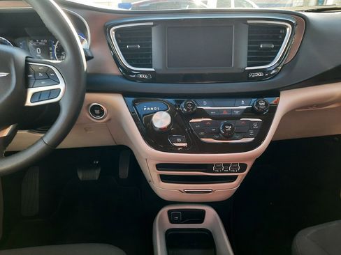 Used 2023 Chrysler Voyager LX image 13