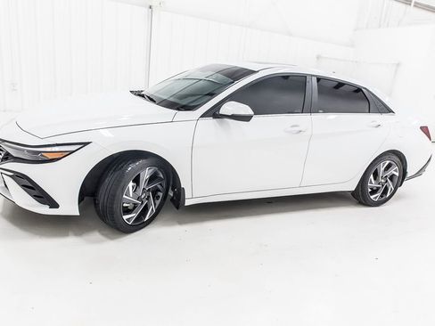 Used 2025 Hyundai Elantra Limited image 3