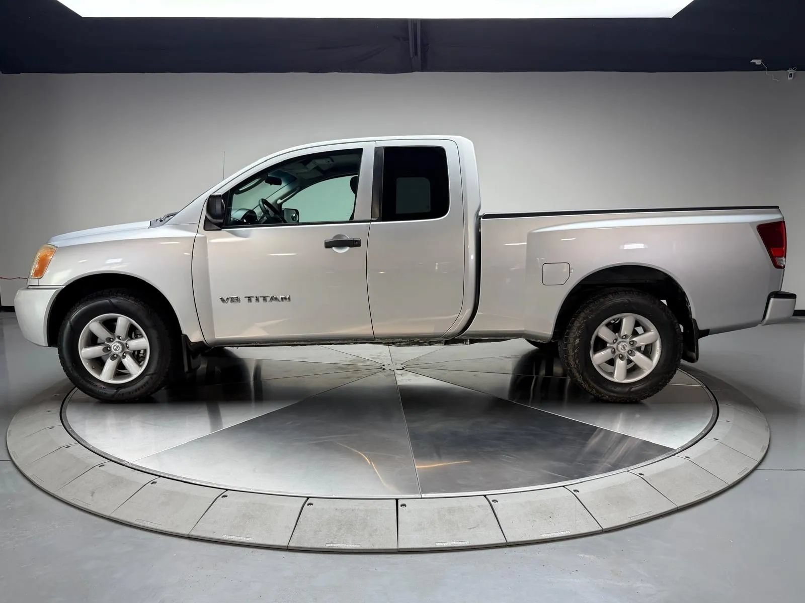 Used 2010 Nissan Titan XE w/ XE Popular Equipment Pkg RWD image 4