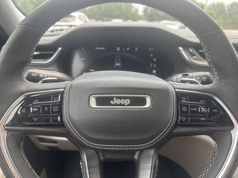 Used 2022 Jeep Grand Cherokee Overland AWD/4WD image 10