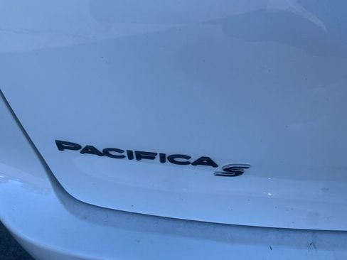 Used 2022 Chrysler Pacifica Limited w/ Uconnect Theater Family Group image 7