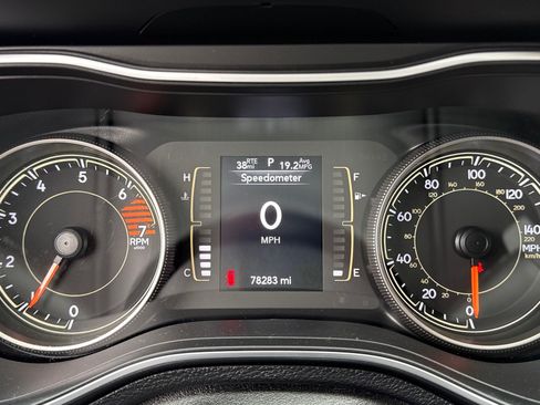 Used 2019 Jeep Cherokee Latitude Plus AWD/4WD image 35