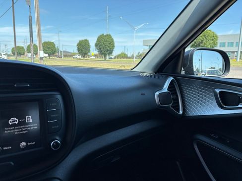 Used 2025 Kia Soul LX w/ LX Technology Package FWD image 33