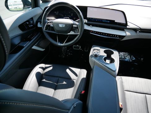 Certified 2025 Cadillac Optiq Sport 2 w/ LPO, Floor Liner Package AWD/4WD image 7