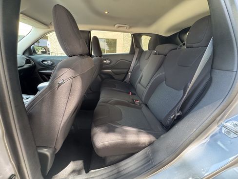 Used 2020 Jeep Cherokee Latitude FWD image 15