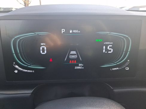 Used 2025 Kia Niro LX FWD image 2