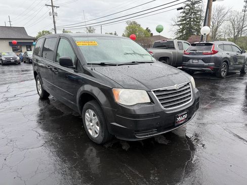 Used 2008 Chrysler Town & Country LX FWD image 5