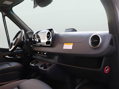 New 2025 Mercedes-Benz Sprinter 2500 image 9