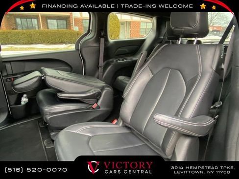 Used 2023 Chrysler Pacifica Touring-L image 7