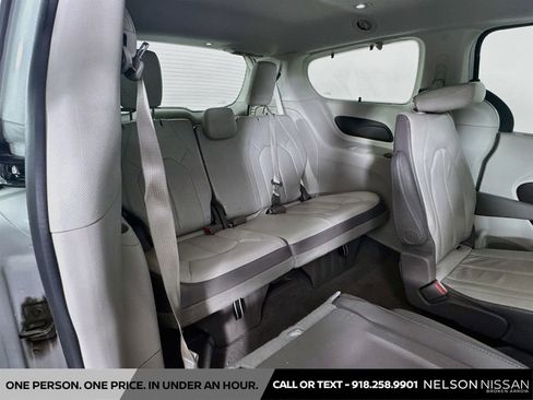 Used 2017 Chrysler Pacifica Touring-L FWD image 27