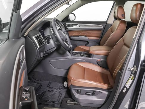 Used 2023 Volkswagen Atlas SE w/ Black Wheel Package AWD/4WD image 7