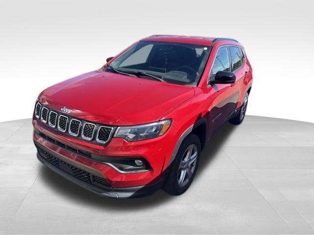 Used 2023 Jeep Compass Latitude w/ Convenience Group AWD/4WD image 2