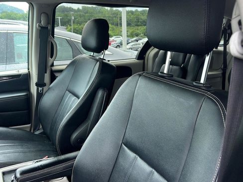 Used 2016 Chrysler Town & Country Touring w/ Driver Convenience Group FWD image 9