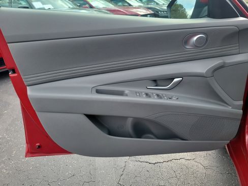 Used 2025 Hyundai Elantra SEL image 17