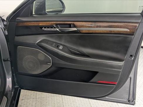 Used 2017 Genesis G90 3.3T Premium image 24