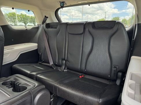 Used 2024 Kia Carnival EX FWD image 30