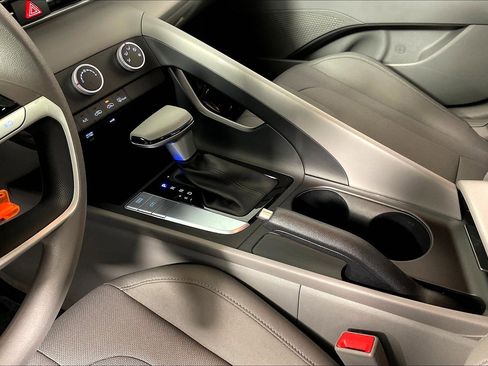 Used 2025 Hyundai Elantra SE image 18