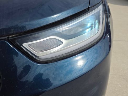 Used 2023 Chrysler Pacifica Limited FWD image 9