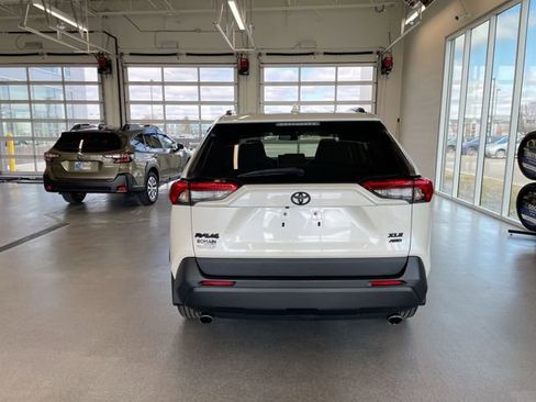Used 2021 Toyota RAV4 XLE Premium image 4