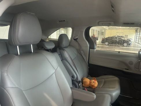 Used 2021 Toyota Sienna XLE FWD image 13