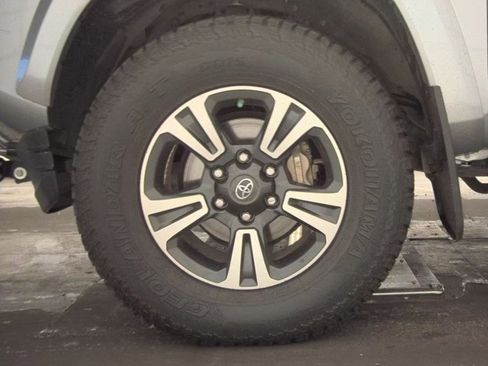 Used 2017 Toyota Tacoma TRD Sport image 26