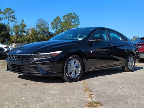 New 2026 Hyundai Elantra SE FWD image 2