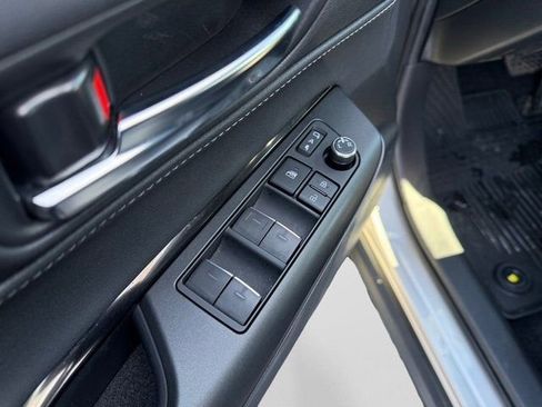 Used 2023 Toyota Venza LE image 10