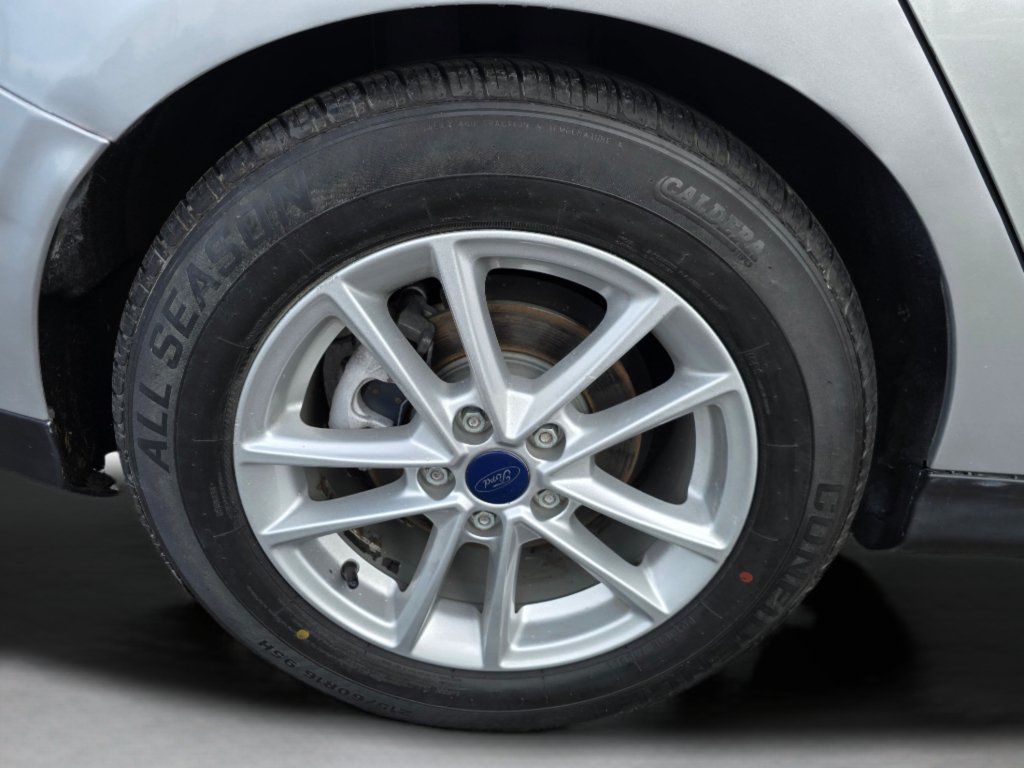 Used 2016 Ford Focus SE w/ SE Cold Weather Package FWD image 20