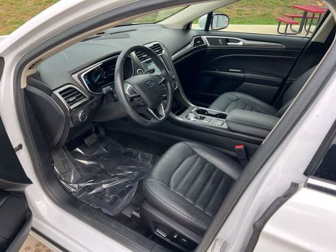 Used 2017 Ford Fusion SE w/ Fusion SE Technology Package image 2