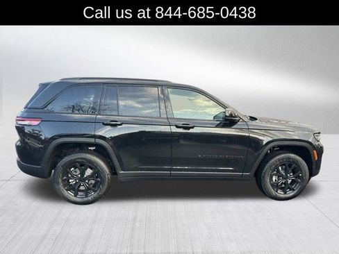 New 2025 Jeep Grand Cherokee Altitude image 4