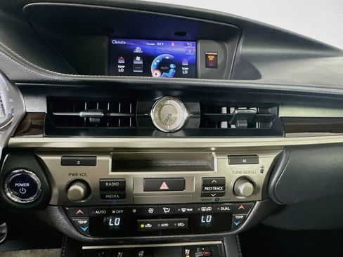 Used 2018 Lexus ES 300h w/ Navigation Package FWD image 24