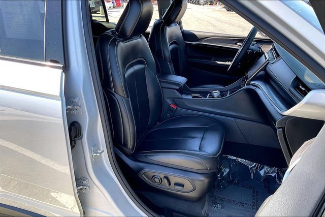 Used 2023 Jeep Grand Cherokee Limited w/ Black Appearance Package AWD/4WD image 6