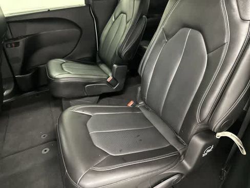 Used 2025 Chrysler Pacifica Select FWD image 11