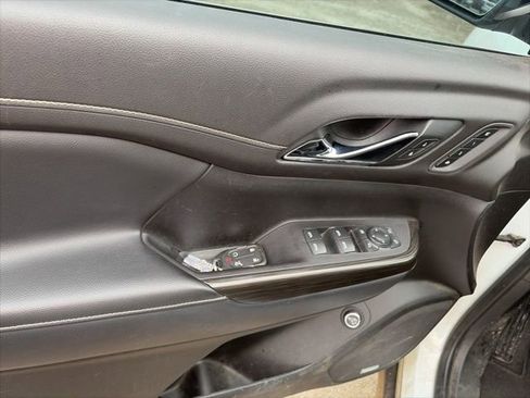 Used 2021 GMC Acadia SLT w/ Premium Package image 18