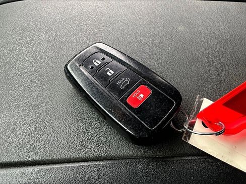 Used 2022 Toyota Highlander XLE image 32