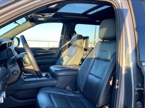 Used 2021 GMC Yukon XL Denali w/ Denali Premium Package image 9