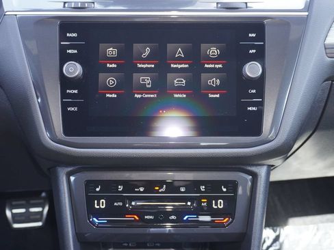 Used 2022 Volkswagen Tiguan SEL R-Line AWD/4WD image 19